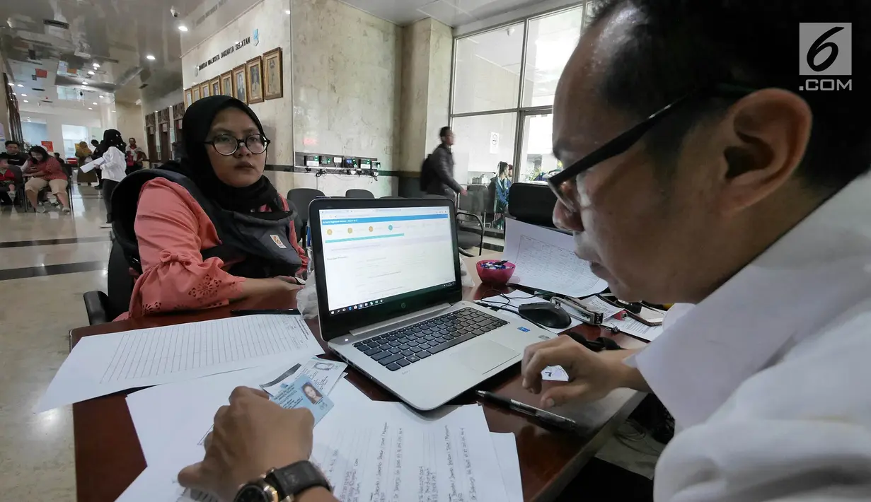 Warga mendaftar program rumah DP 0 rupiah di Kantor Wali Kota Jakarta Selatan, Kamis (1/11). Setelah mendaftar, pemohon akan melewati tahap verifikasi pemerintah daerah dan bank pelaksana (Bank DKI). (Liputan6.com/Herman Zakharia)