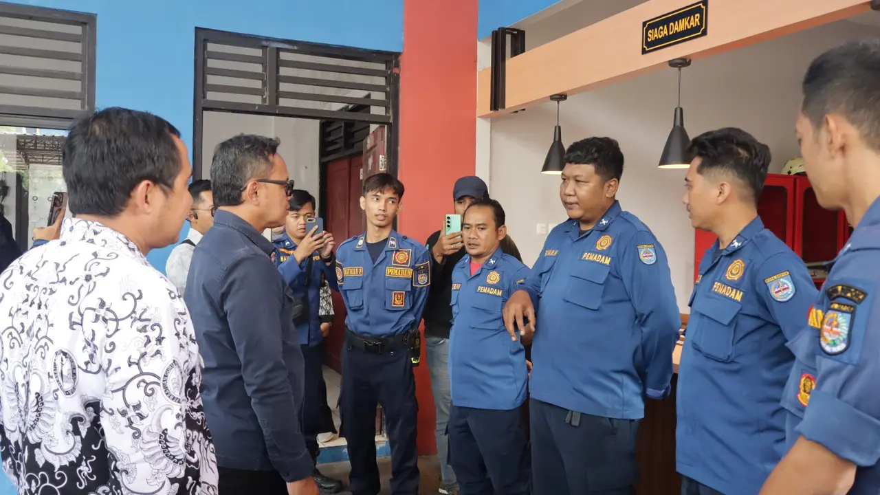Wakil Menteri Dalam Negeri, Bima Arya Sugiarto didampingi Wakil Wali Kota Depok, Chandra Rahmansyah saat berkomunikasi dengan anggota DPKP Kota Depok (Liputan6.com/Dicky Agung Prihanto)