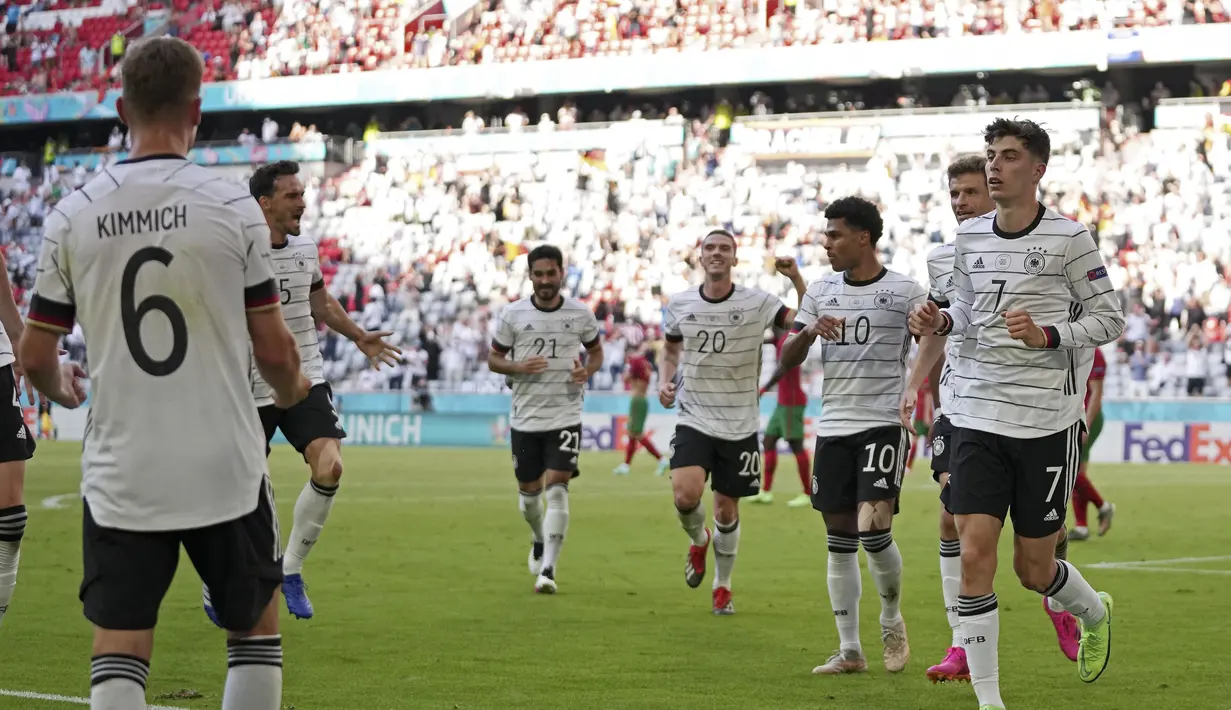 Tim Jerman merayakan gol kedua ke gawang Portugal pada pertandingan grup F Euro 2020  di Allianz Arena, Munich, Sabtu (19/6/2021). Jerman menang telak atas Portugal dengan skor 4-2. (AP Photo/Matthias Schrader, Pool)