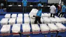 Petugas Badan Narkotika Nasional (BNN) merapikan barang bukti sabu di Gedung BNN, Jakarta, Selasa (20/2). Sabu yang berhasil diamankan seberat 1,037 ton. (Liputan6.com/Arya Manggala)