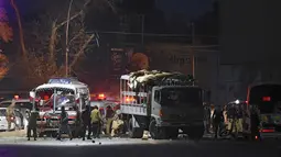 Truk polisi Pakistan yang rusak akibat serangan bom bunuh diri di Quetta, Balochistan, Pakistan, Selasa (9/1). Tujuh orang tewas, 5 di antaranya adalah polisi dan sisanya warga sipil dan 23 orang mengalami luka. (Liputan6.com/Banaras Khan)