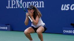 Reaksi Daria Snigur usai mengalahkan Simona Halep pada putaran pertama kejuaraan tenis US Open 2022 di New York, Amerika Serikat, Senin (29/8/2022). Daria Snigur berhasil menyingkirkan mantan petenis nomor satu dunia, Simona Halep, dari US Open 2022. (AP Photo/Seth Wenig)