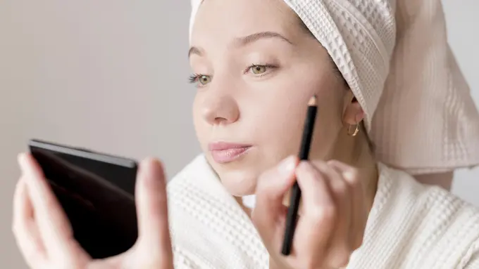 Kulit Berminyak Tak Lagi Jadi Masalah: Rahasia Base Makeup yang Awet & Anti Geser [Dok/freepik.com]