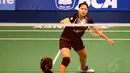 Lindaweni Fanetri (Indonesia) berusaha meladeni permainan bola pendek pebulutangkis Thailand, Nichaon Jindapon, di Jakarta, (18/6/2014). (Liputan6.com/Helmi Fithriansyah) 
