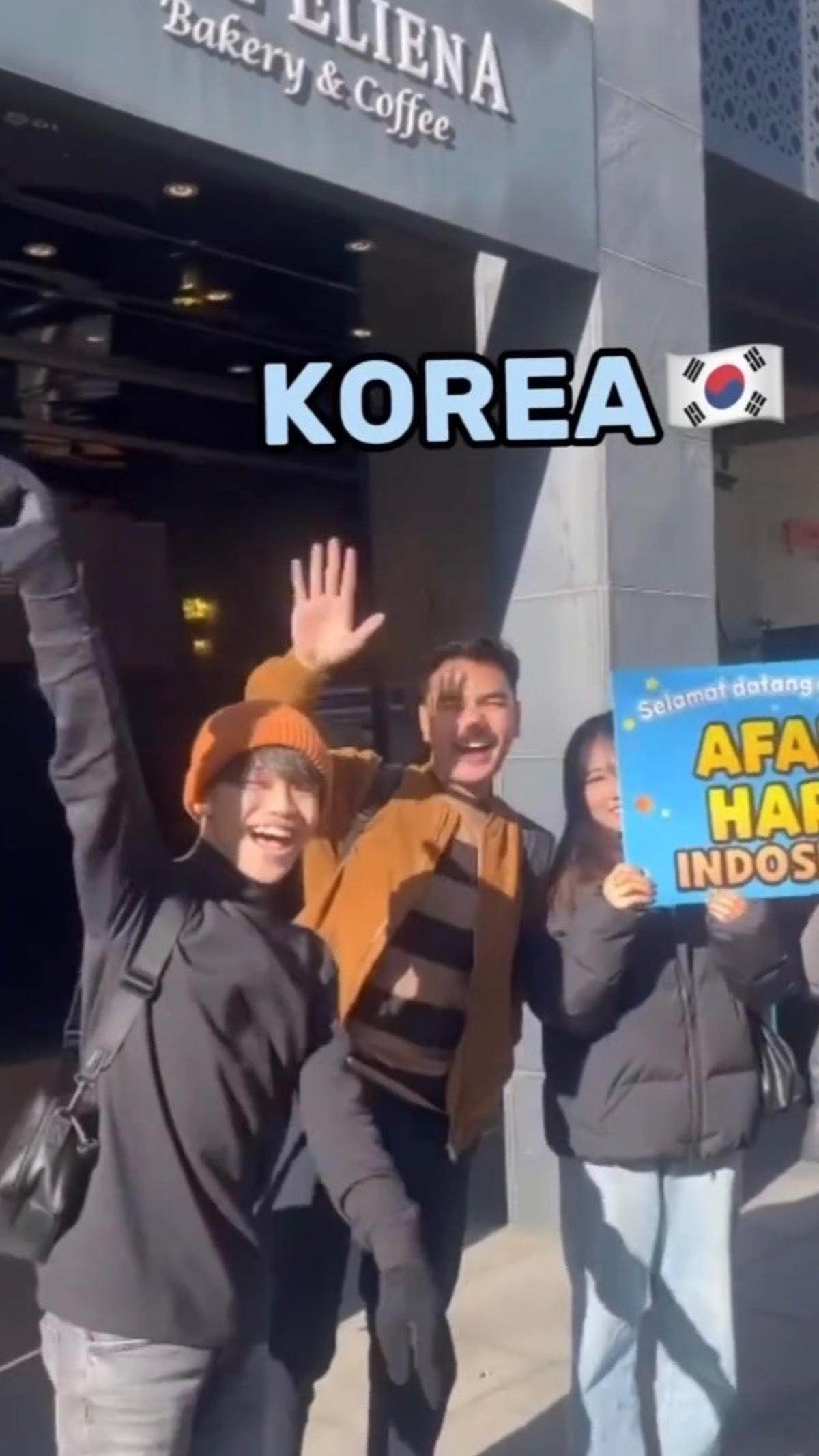 Ini potret Afan saat baru sampai di Korea Selatan. Tak sendiri, ia ditemani pedangdut Hari.