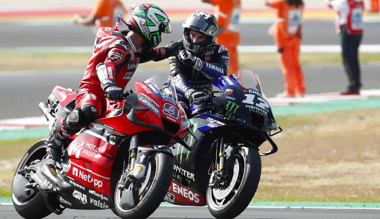 Pembalap MotoGP Maverick Vinales diberi selamat oleh Danilo Petrucci usai memenangkan pertandingan MotoGP Emilia Romagna 2020 di Sirkuit Misano, Misano Adriatico, Italia, Minggu (20/9/2020). Maverick Vinales keluar sebagai juara disusul Joan Mir dan Pol Espargaro. (AP Photo/Antonio Calanni)
