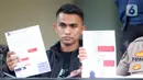 Petugas memperlihatkan barang bukti saat rilis kasus pencemaran nama baik terhadap Rektor Universitas Negeri Manado di Polda Metro Jaya, Jakarta, Selasa (18/2/2020). Kedua pelaku yakni FJR dan DSR mengunggah foto ijazah S3 sang rektor yang sudah diedit di media sosial. (merdeka.com/Imam Buhori)