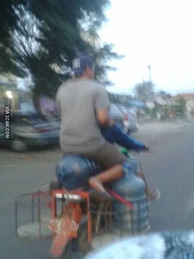6 Cara Orang Bawa Galon Ini Unik Banget, Jadi Sorotan