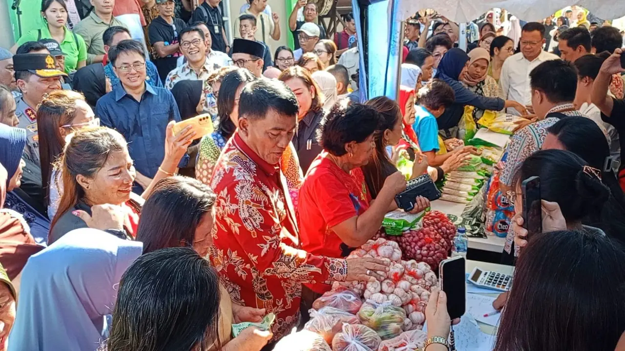 Yulius Selvanus saat membagikan beras murah di Kelurahan Sumompo, Kecamatan Tuminting, Kota Manado pada, Jumat (7/3/2025).