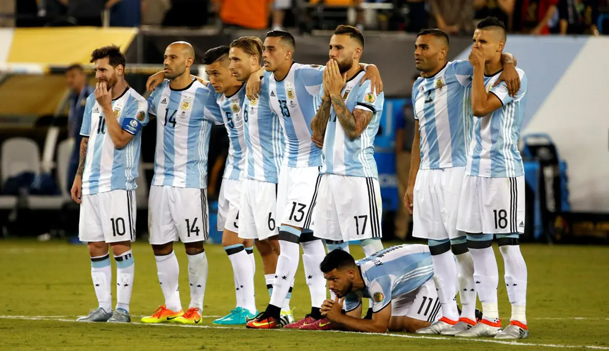 Lionel Messi dan pemain Argentina tegang saat adu penalti melawan Cile pada laga final di MetLife Stadium, East Rutherford, New Jersey, Senin (27/6/2016) pagi WIB, Tim Tango kalah dengan skor 2-4 melalui adu penalti. (EPA/Jason Szenes)