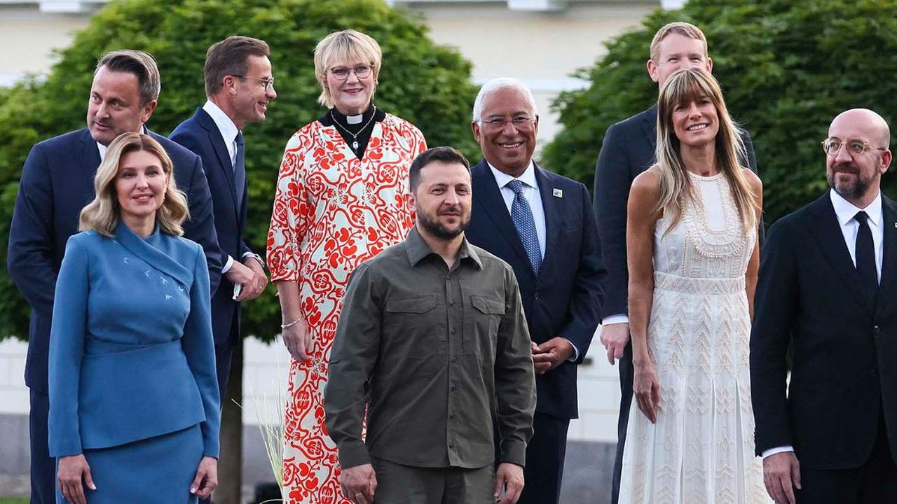 Sebuah foto yang memperlihatkan Presiden Ukraina Volodomyr Zelensky berdiri sendirian di antara sejumlah pemimpin dunia yang saling mengobrol viral di media sosial.

Momen tersebut terjadi di tengah acara KTT NATO 2023 yang berlangsung pada 11-12 Juli d