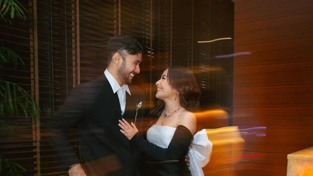 Prilly Latuconsina dan Refal Hady saat gala premiere film Ketika Berhenti di Sini (Foto: Instagram prillylatuconsina96)