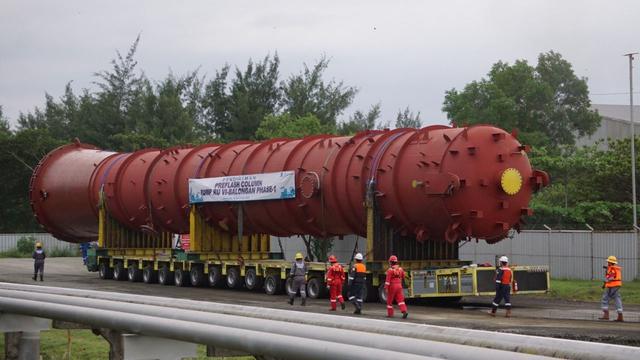 Pressure Vessel Preflash Column dan Preflash Condenser Drum untuk Proyek (Refinery Development Master Plant (RDMP) Kilang Pertamina Balongan. (Dok Pertamina)