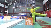 Salah satu tantangan dalam Festival SenengMinton Solo 2025 Throwing The Shuttlecock dimana peserta harus melempar kok ke dalam lubang target. (Dok. Bakti Olahraga Djarum Foundation)