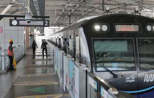 Suasana sepi saat Lebaran di salah satu stasiun Moda Raya Terpadu (MRT) di Jakarta, Minggu (24/5/2020). Di tengah pandemi virus corona COVID-19, pengguna MRT terpantau sepi dan tak seperti libur Lebaran sebelumnya. (Liputan6.com/Johan Tallo)