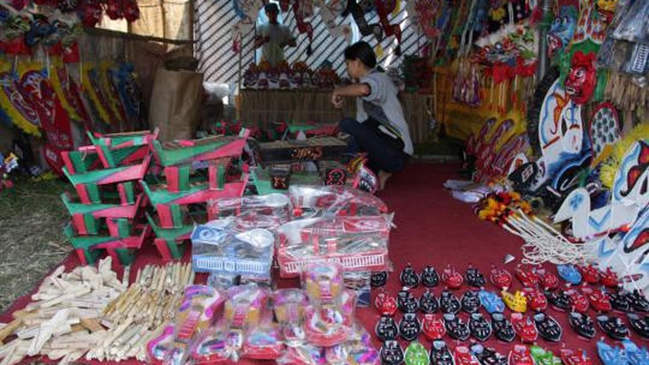 Mencoba mainan tempo doeloe di Festival Malang Kembali 2012