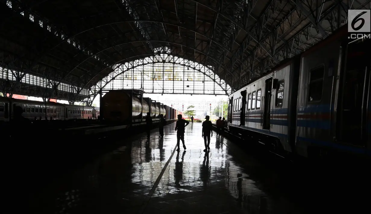 Suasana di Stasiun Tanjung Priok, Jakarta Utara, Kamis (17/8). Pada hari ini PT KCJ memberikan gratis tiket Kartu Multi Trip (KMT) KRL Commuter Line Jabotabek untuk memperingati HUT Kemerdekaan RI Ke 72. (Liputan6.com/Johan Tallo)