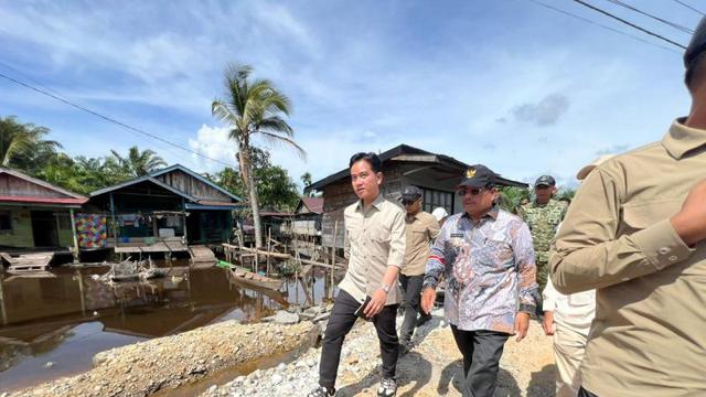 Wakil Presiden Gibran Rakabuming Raka meninjau kondisi infrastruktur terdampak di Desa Gosong Telaga Barat, Kabupaten Aceh Singkil, Aceh, pada Kamis (4/12/2025) (Sekretariat Wakil Presiden)