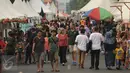 Sepasang warga negara asing berjalan di antara ratusan pengunjung yang memadati Festival Kemang di Jalan Kemang Raya, Jakarta (7/11/2015). Ratusan stand yang menjual berbagai berjejer di sepanjang jalan Kemang Raya. (Liputan6.com/Helmi Fithriansyah)