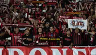 Para penggemar AC Milan bersorak selama pertandingan persahabatan melawan Arsenal dalam Singapore Festival of Football di National Stadium, Singapura, Rabu, 23 Juli 2025. (AP Photo/Vincent Thian)