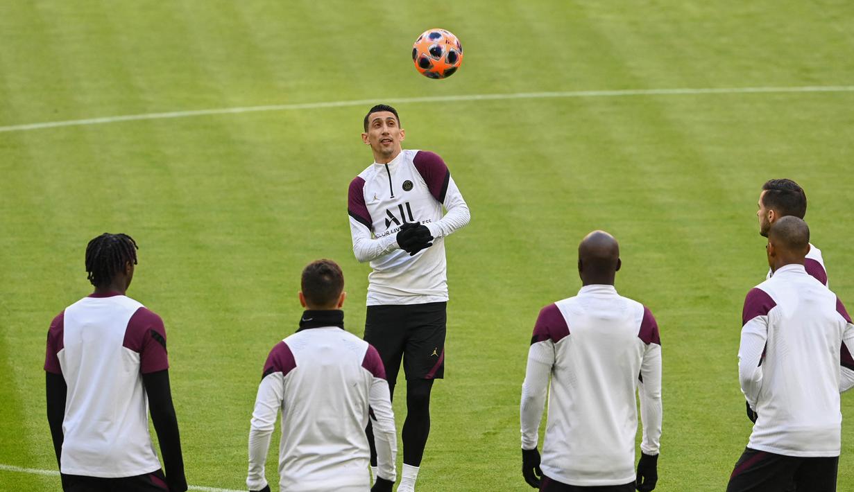 Pemain Paris Saint-Germain (PSG), Angel Di Maria, mengontrol bola saat sesi latihan jelang laga perempat Liga Champions di Munich, Jerman, Rabu (7/4/2021). PSG akan berhadapan dengan Bayern Munchen. (AFP/Christof Stache)