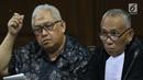 Terdakwa dugaan suap anggota Komisi I DPR 2014-2019 Fayakhun Andriadi terkait penambahan anggaran untuk pengadaan proyek satelit monitoring dan drone Bakamla, Erwin Syaaf Arief (kiri) saat menjalani sidang lanjutan di Pengadilan Tipikor, Jakarta, Senin (5/8/2019). (Liputan6.com/Helmi Fithriansyah)