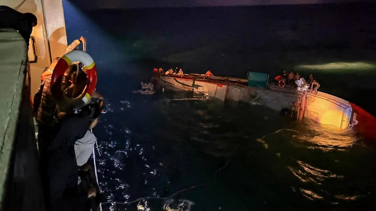 FOTO: Momen Dramatis KRI Banjarmasin Selamatkan ABK di Tengah Cuaca Buruk