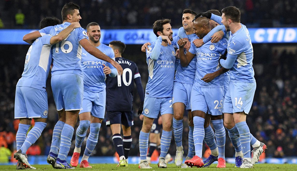 Manchester City berhasil memimpin klasemen sementara Liga Inggris musim 2021/2022 dengan raihan 47 poin. Hal tersebut tentu tak terlepas dari penampilan gemilang para penggawanya. Berikut 5 pemain terbaik Manchaster City sejauh musim ini. (AFP/Oli Scarff)