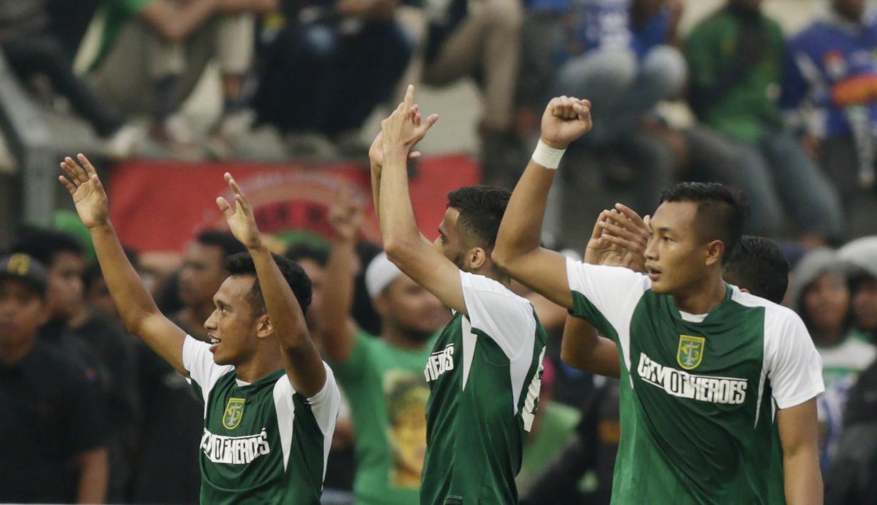 Selebrasi kemenangan pemain Persebaya Surabaya pada laga lanjutan Piala Presiden 2019 yang berlangsung di Stadion Jalak Harupat, Kab Bandung, Kamis (7/3). Persib Bandung kalah 2-3 kontra Persebaya Surabaya. (Bola.com/M.Iqbal Ichsan)