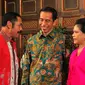 Presiden terpilih Joko Widodo (tengah) bersama istrinya, Iriana (kanan) berbincang dengan Wali Kota Solo FX. Hadi Rudyatmo pada open house di Graha Saba, Sumber, Solo, Jateng, (30/7/2014). (ANTARA FOTO/Aloysius Jarot Nugroho)