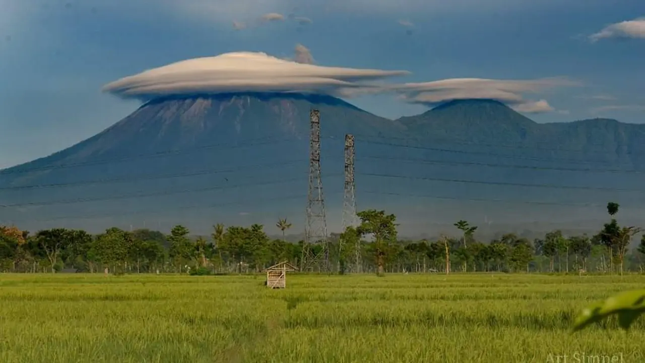 Gunung Semeru bertopi