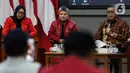 Sekjen PDI Perjuangan Hasto Kristiyanto (kanan) saat menjadi pembicara dalam Seminar Nasional di Sekolah Partai PDI Perjuangan, Lenteng Agung, Jakarta, Kamis (2/3/2023). Hasto mengingatkan pentingnya meningkatkan kesadaran hingga kewaspadaan dari pemerintahan daerah serta warga terhadap bahaya bencana alam, khususnya bencana bumi serta tsunami. (Liputan6.com/Johan Tallo)