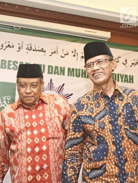 Ketua Umum PBNU KH. Said Aqil Siradj dan Ketua Umum PP Muhammadiyah H. Haedar Nashir (kedua  kiri) saat silaturahim keluarga besar NU dan Muhammadiyah di kantor PBNU, Jakarta, Jumat (23/3). (Liputan6.com/Herman Zakharia)