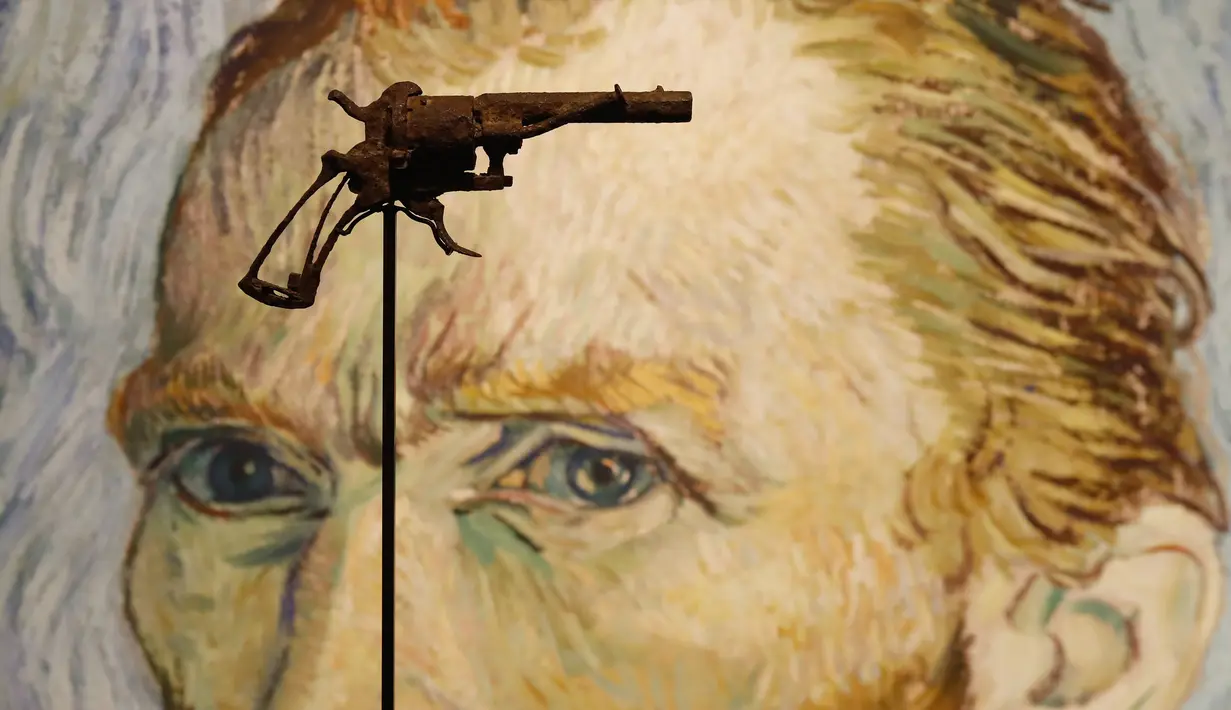 Pistol usang milik pelukis terkemuka asal Belanda, Vincent Van Gogh dipamerkan di sebuah rumah lelang di Paris, Prancis, 14 Juni 2019. Pistol tersebut diyakini digunakan oleh Vincent van Gogh untuk menembak dirinya sendiri saat bunuh diri. (FRANCOIS GUILLOT/AFP)
