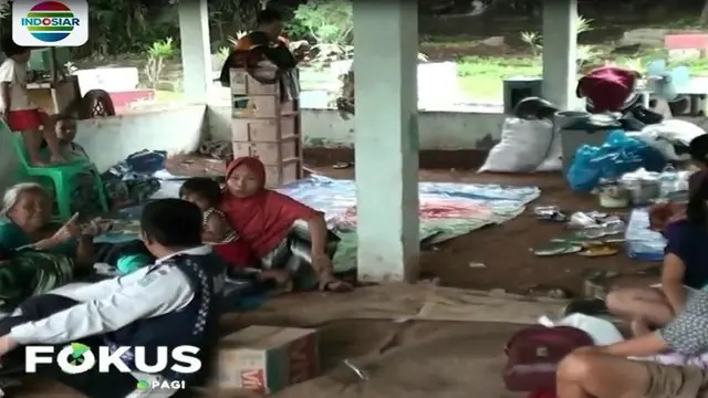 Selain itu, sebagian warga juga mengungsi di SMPN 46 Jakarta. Warga memanfaatkan mushola sekolah untuk mengungsi.