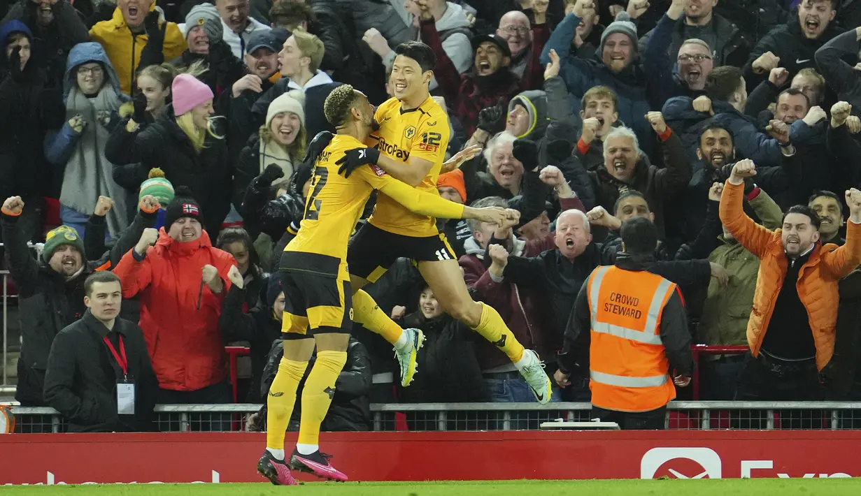 <p>Penyerang Wolverhampton Wanderers, Hwang Hee-chan (kanan) berselebrasi usai mencetak gol ke gawang Liverpool pada putaran ketiga Piala FA di stadion Anfield, Inggris, Minggu (8/1/2023). Hasil imbang ini berarti kedua tim akan bertemu dalam pertandingan ulang (replay) di kandang Wolves, Molineux, untuk menentukan pemenang yang berhak melaju ke putaran Piala FA 2022-2023 berikutnya. (AP Photo/Jon Super)</p>