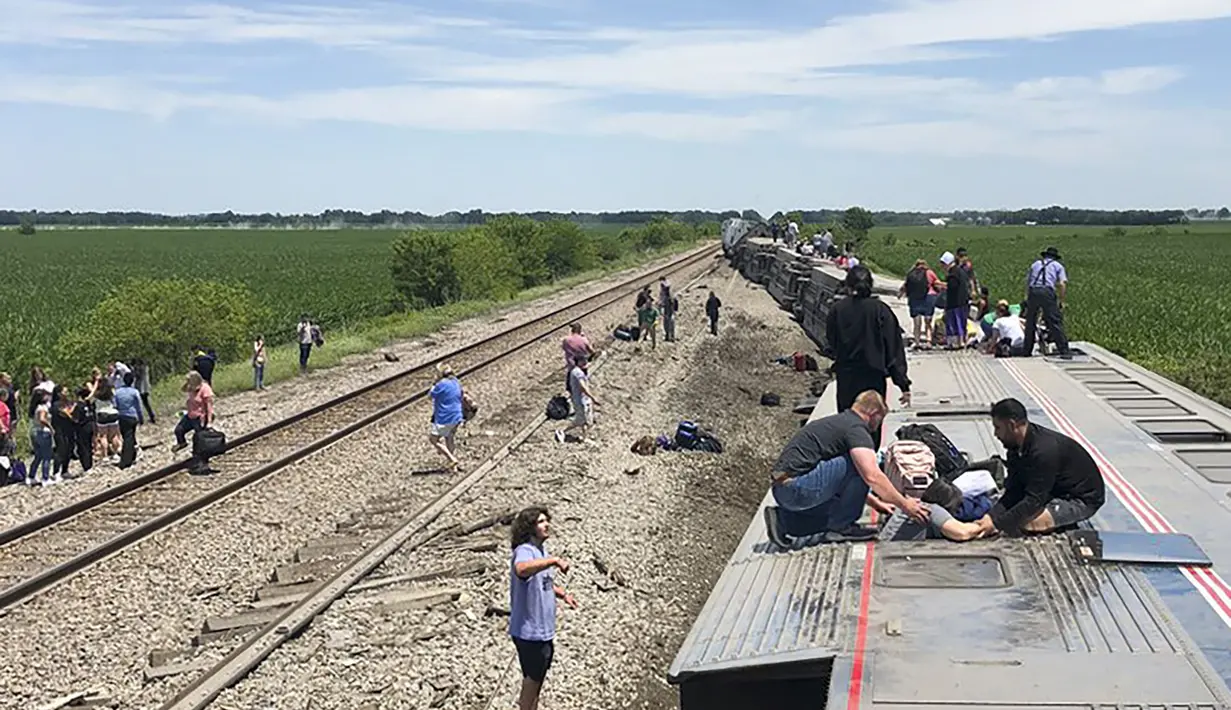 Sebuah kereta penumpang Amtrak tergeletak di sisinya setelah tergelincir di dekat Mendon, Missouri, Amerika Serikat (27/6/2022). Dilaporkan hampir 243 penumpang terluka akibat insiden tersebut. (Dax McDonald via AP)