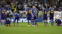 Reaksi kecewa para pemain Jepang usai kalah dari Kroasia di babak adu penalti saat 16 besar Piala Dunia 2022 yang berlangsung di Al Janoub Stadium, Senin (05/12/2022). (AP/Luca Bruno)