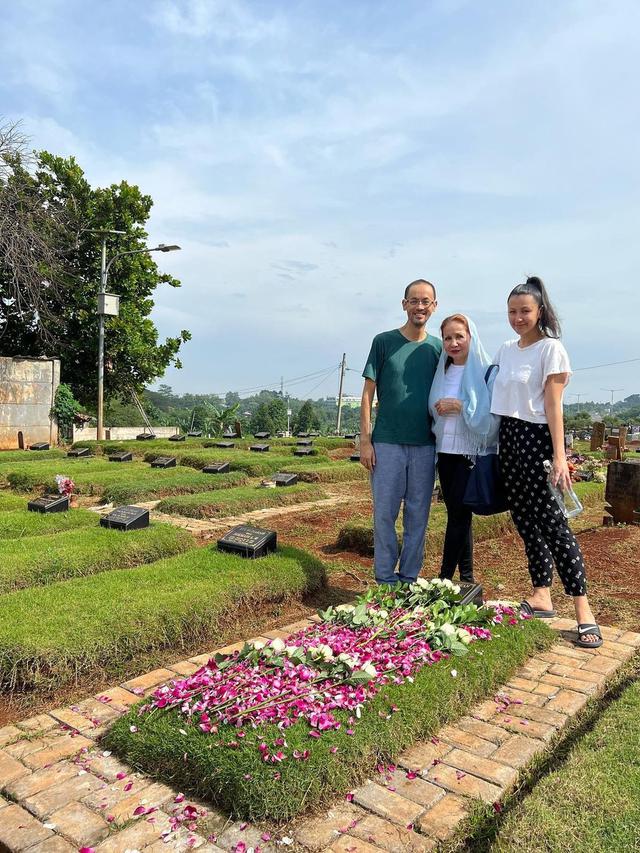 6 Potret Kenangan Sharena Delon dan Reza Gunawan, Adik Kakak yang Kompak