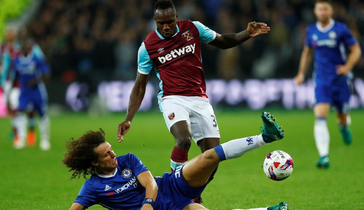 Pemain Chelsea, David Luiz, berusaha menghentikan pergerakan pemain West Ham United, Michail Antonio, dalam laga 16 besar Piala Liga Inggris 2016-2017 di Olympic Stadium, Rabu (26/10/2016) waktu setempat. (Reuters/Eddie Keogh)