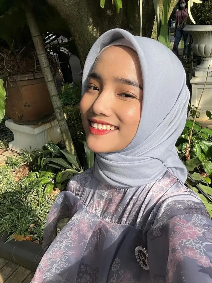 Fuji tampil menggunakan hijab