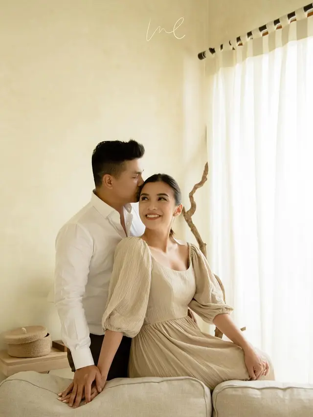 Potret Harmonis Keluarga Chelsea Olivia dan Glenn Alinskie di Post Card Natal, Tampil Kompak dengan Outfit Netral