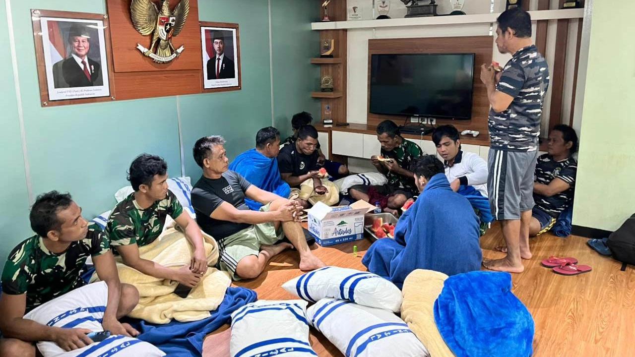FOTO: Momen Dramatis KRI Banjarmasin Selamatkan ABK di Tengah Cuaca Buruk