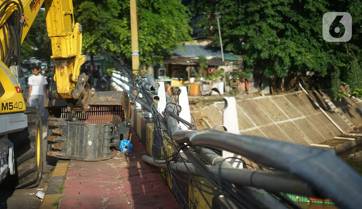Kondisi pagar jembatan yang rusak di kawasan Bukit Duri, Jakarta, Jumat (21/2/2020). Pagar yang rusak akibat penanganan sampah banjir tersebut hingga kini belum juga diperbaiki. (Liputan6.com/Immanuel Antonius)
