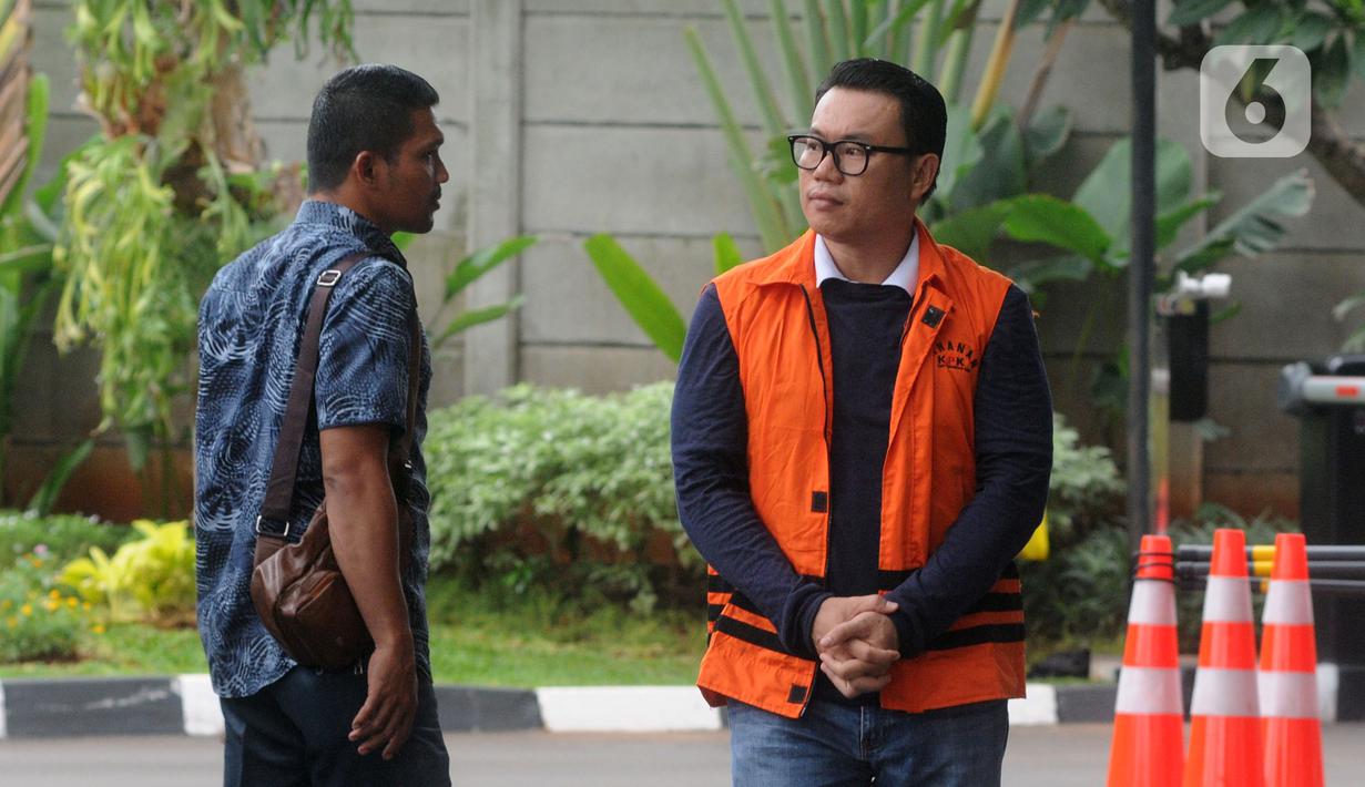 Mantan Dirut Perum Perindo Risyanto Suanda (kanan) saat akan menjalani pemeriksaan di Gedung KPK, Jakarta, Jumat (3/1/2020). Risyanto diperiksa sebagai tersangka untuk melengkapi berkas terkait menerima suap izin kuota impor ikan frozen pacific mackerel atau ikan salem. (merdeka.com/Dwi Narwoko)