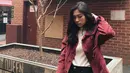 Perempuan berusia 24 tahun ini dalam keseharinnya memang selalu bergaya kasual dan simple. Seperti ini misalnya, ia mengenakan jeans hitam dengan turtle neck berwarna pink yang kemudian dipadukan jaket merahnya. (Instagram/isyanasarasvati)