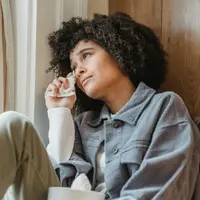Jangan ditahan, karena menangis adalah cara alami tubuh untuk melakukan detoksifikasi emosi yang sangat efektif. [Dok/Pexels.com/Liza Summer].
