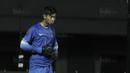 Kiper Timnas Indonesia, Satria Tama, saat mengikuti latihan jelang laga melawan Fiji di Stadion Patriot, Bekasi, Kamis, (31/8/2017). Indonesia akan menjalani laga Persahabatan melawan Fiji. (Bola.com/M Iqbal Ichsan)