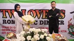 Shireen Sungkar dan Teuku Wisnu dinner romantis di warung pecel lele. Kejutan tersebut disiapkan oleh Teuku Wisnu dalam rangka anniversary pernikahannya dengan Shireen Sungkar yang ke-10 tahun tepat pada 17 November 2023 lalu. Mulai dari spanduk hingga sajiannya disiapkan oleh Teuku Wisnu dengan apik demi istri tercintanya. Tak lupa Wisnu juga memberikan buket bunga untuk Shireen. (Liputan6.com/IG/@shireensungkar)