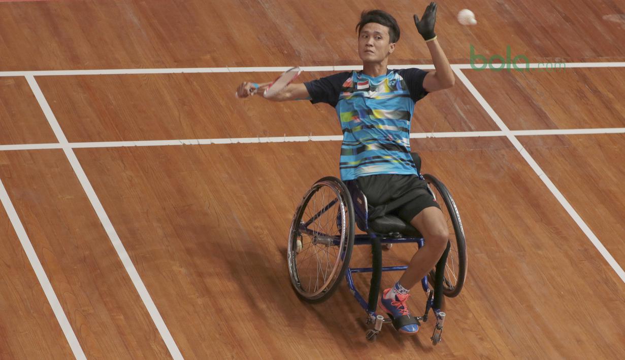 Atlet WC Bulutangkis Wiwin dari Banten mengembalikan kok saat melawan atlet dari Jawa Tengah, Supriadi pada kategori Bulutangkis WH-2 di Istora Senayan, Jakarta (27/6/2018). Supriadi menang 21-11, 21-18. (Bola.com/Nick Hanoatubun)